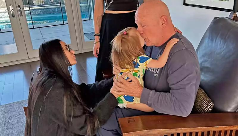 Деми Мур показала Брюса Уиллиса на его 70-летие