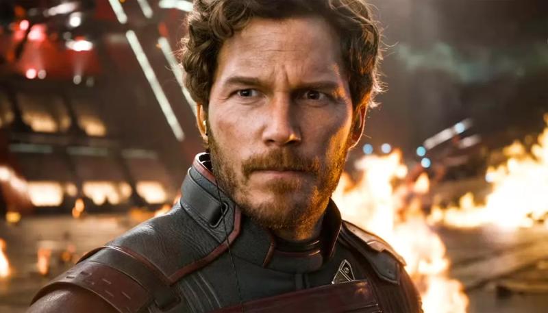 Крис Пратт послал Джеймсу Ганну свое фото в маске Бэтмена